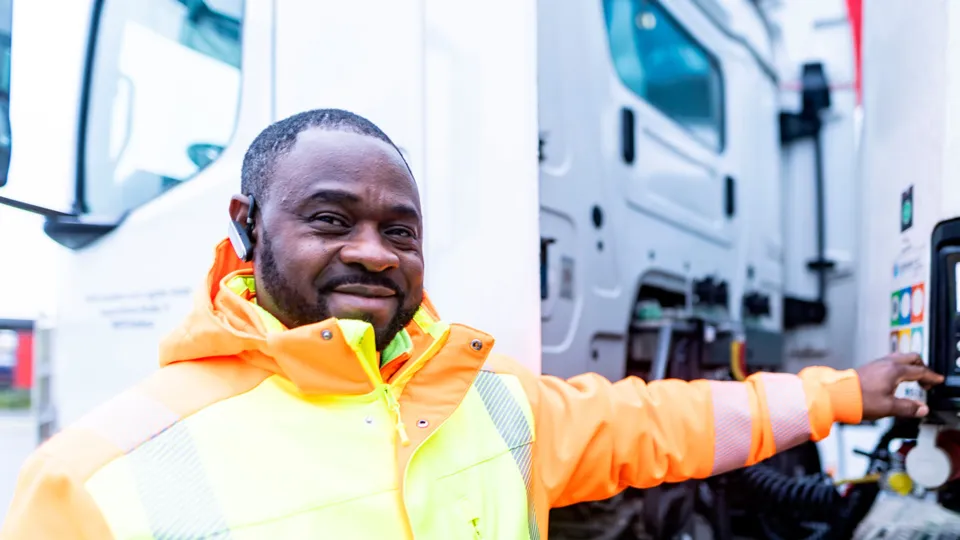 Eine REWE Betriebstechnikerin am Logistikstandort der REWE Nord