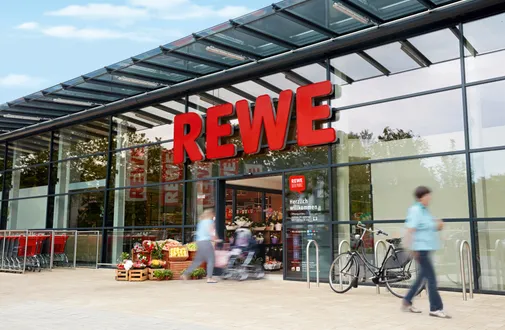 Der Eingang eines REWE Marktes