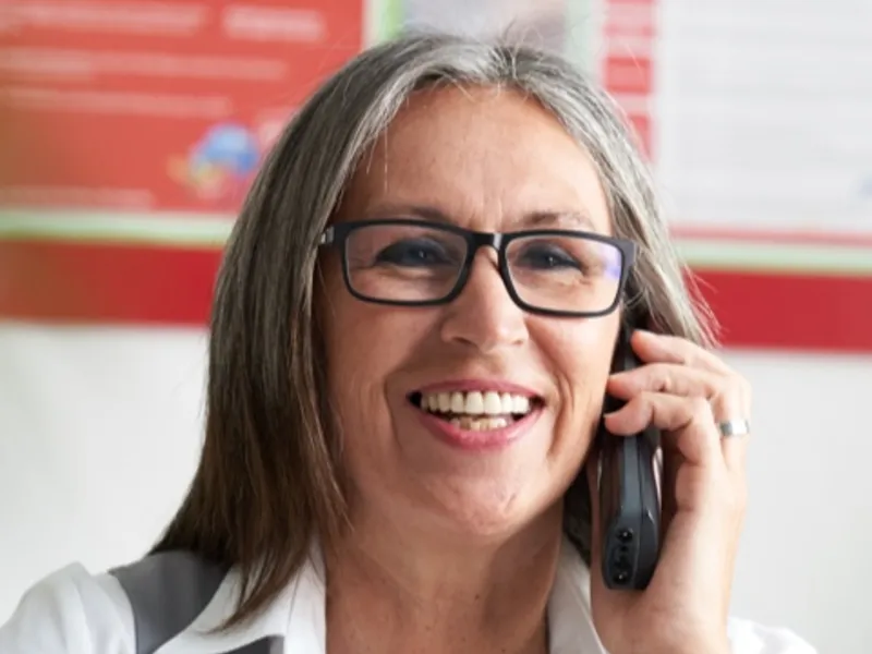 Ein REWE Selbststaendige telefoniert im Buero