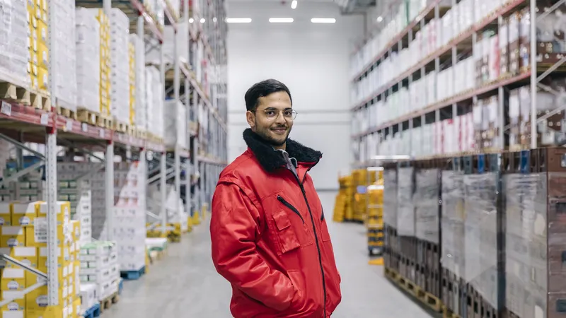 Ein REWE Mitarbeiter steht im Lager