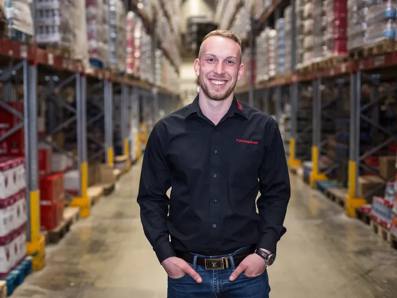 Porträt eines REWE Mitarbeiters im Logistikzentrum Köln-Langel