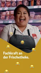 Fachkraft an der Frischetheke.
