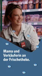 Mama und Verkäuferin an der Frischetheke .