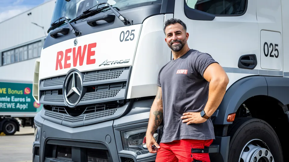 Eine REWE Betriebstechnikerin am Logistikstandort der REWE Nord